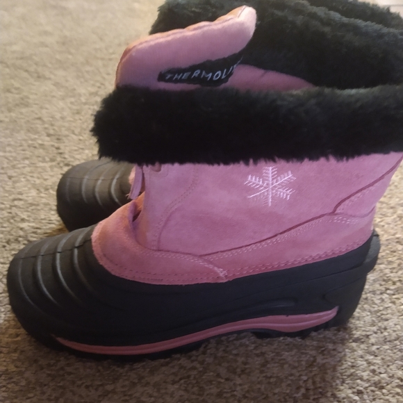Women's Lake & Trail pink and black snow boot, size 8. - Picture 2 of 7